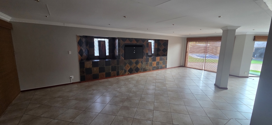 5 Bedroom Property for Sale in Roylglen Gardens Northern Cape